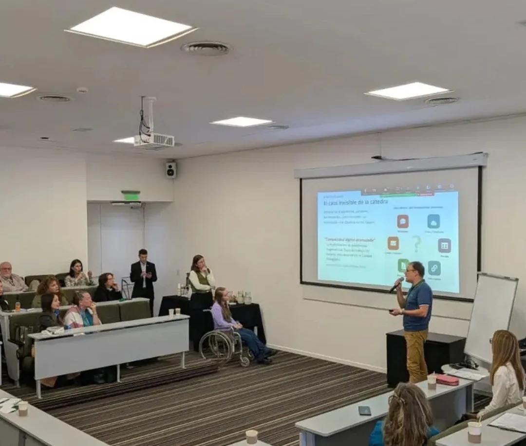 Presentación de Proyecto Hugo en auditorio